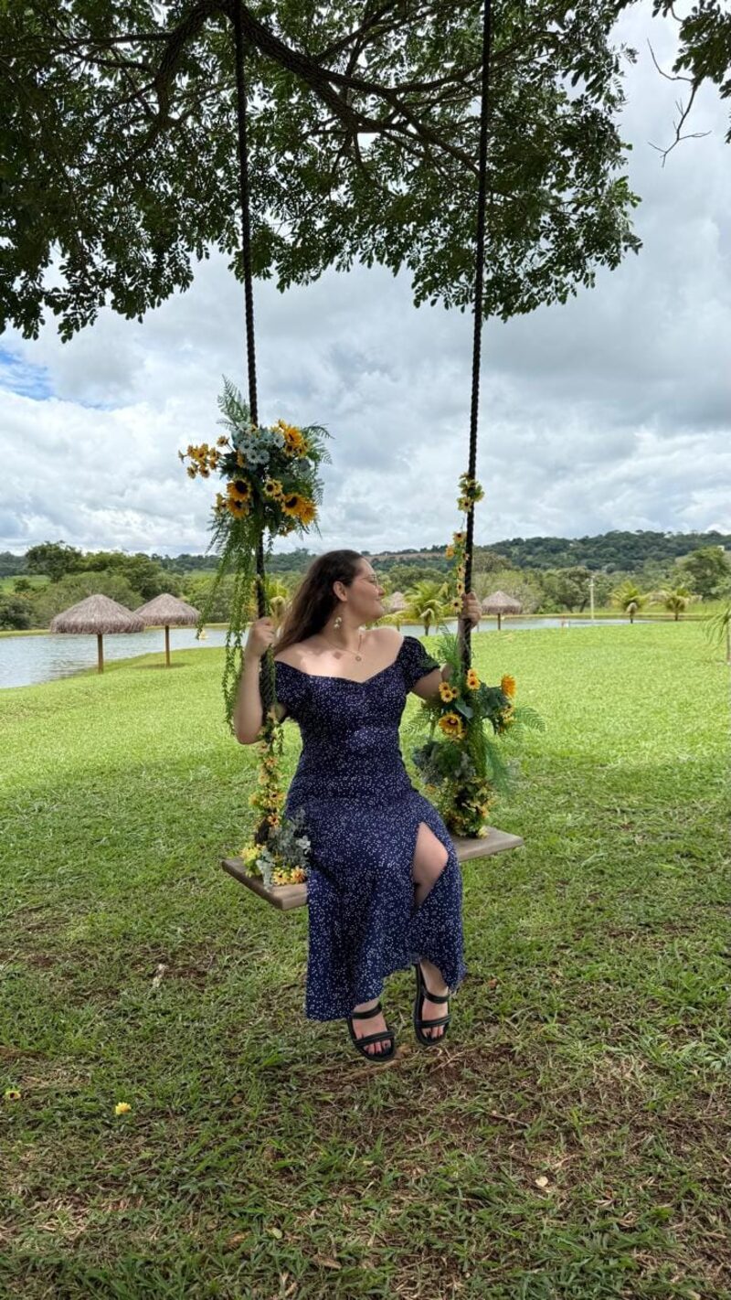 Balanço florido à beira do lago
