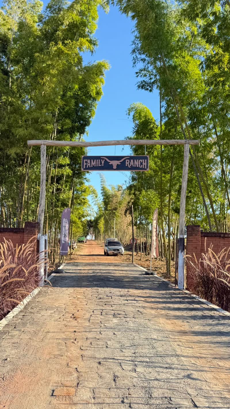 Entrada do Family Ranch, com portal de madeira entre os bambus