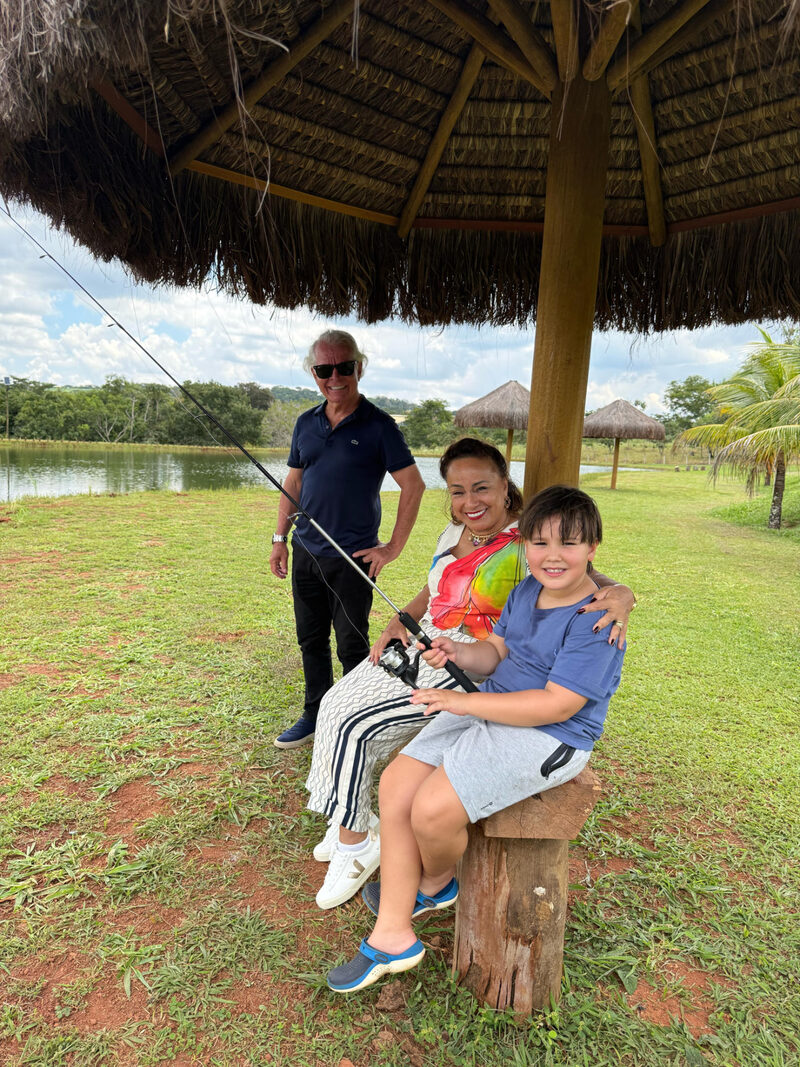 Família pescando na beira do lago